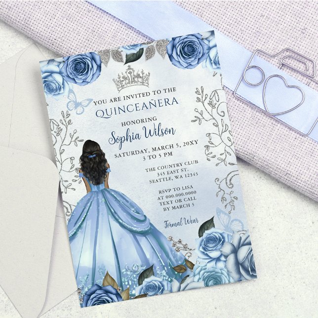 Dusty Blue Silver Floral Princess Quinceañera Einladung (Dusty Blue Silver Floral Princess Quinceañera Invitation)
