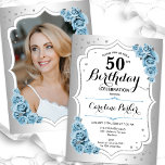 Dusty Blue Silver Foto Elegant 50. Geburtstag Einladung<br><div class="desc">Elegante florale feminine 50. Geburtstagseinladung mit Ihrem Foto auf der Kartenrückseite. Glam-Design mit Imitaten Silber. Enthält staubblaue Rose,  Skript-Schriftart und Konfetti. Ideal für ein stilvolles Party für Erwachsene. Personalisieren Sie Ihre persönlichen Daten. Kann für jedes Alter angepasst werden! Gedruckte Zazzle Einladungen oder Sofortdownload digitalen druckbaren Vorlage.</div>