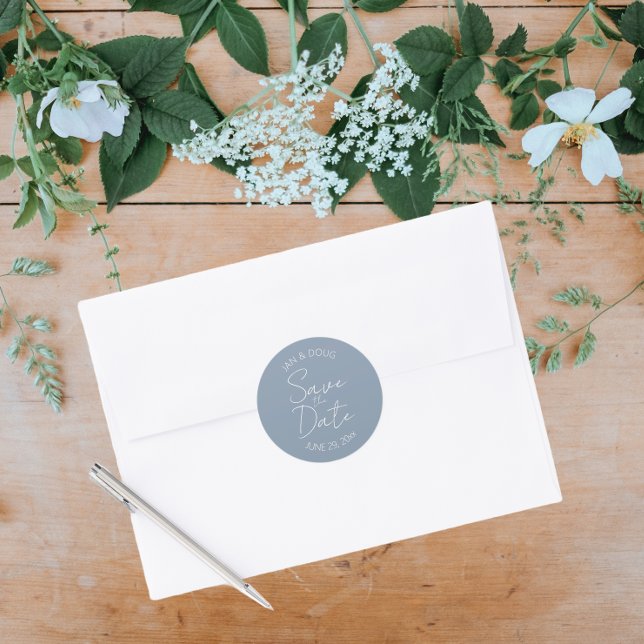 Dusty Blue Stylized Wedding Save the Date Runder Aufkleber (In Situ Wedding)