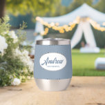 Dusty Blue Stylized Wedding Trauzeuge Name<br><div class="desc">Gönnen Sie Ihrem Hochzeitsreisenden einen Trauzeuge mit diesem personalisierten Edelstahl-Edelstahlwascher,  der in einem weißen,  ovalen Design in einem stilisierten Drehbuch seinen Namen trägt. Hintergrundfarbe und Skript ist staubblau. Personalisieren Sie Ihren Weinwäscher,  indem Sie den Namen mit dem gewünschten Namen bearbeiten und ersetzen. Erhältlich in vielen beliebten Hochzeitsfarben.</div>