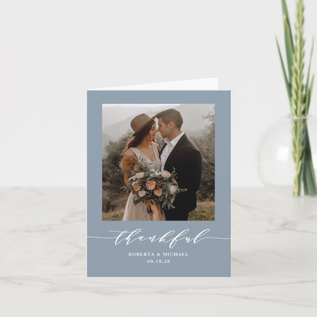 Dusty Blue Thankful Script Wedding geklappt Dankeskarte (Vorderseite)