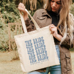 Dusty Blue Trendy Boho Retro Personalisiert Bride Tragetasche<br><div class="desc">Brauchen Sie eine personalisierte Tasche für Ihre Hochzeit? Will du etwas Trendhaftes, Preppy und Groovy? Schau nicht weiter als die Braut smaragdgrün personalisierten Tote Tasche! Diese stilvolle Tasche eignet sich hervorragend, um alle Ihre Sachen von und zu Ihrem besonderen Tag zu tragen. Außerdem, mit einer personalisierten Nachricht auf der Vorderseite,...</div>
