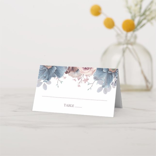 Dusty Blue und Mauve Floral Wedding Platzkarte (Vorderseite)