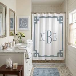 Dusty Blue und White Griechisch Key | MIT MONOGRAM Duschvorhang