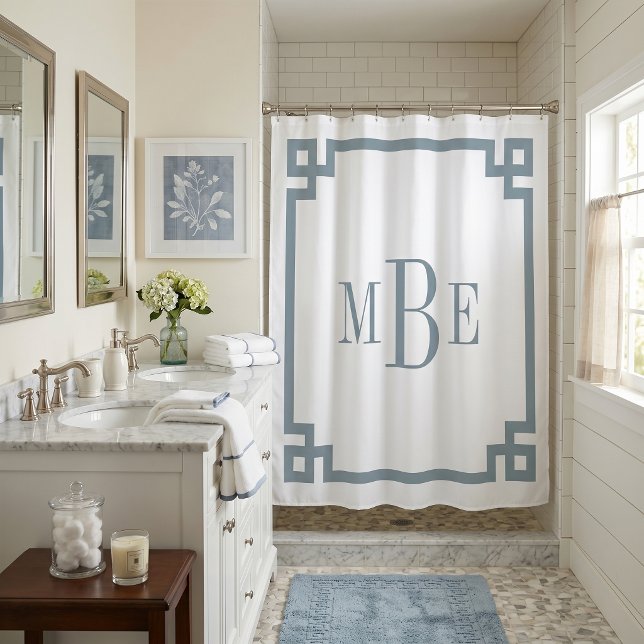 Dusty Blue und White Griechisch Key | MIT MONOGRAM Duschvorhang (Von Creator hochgeladen)