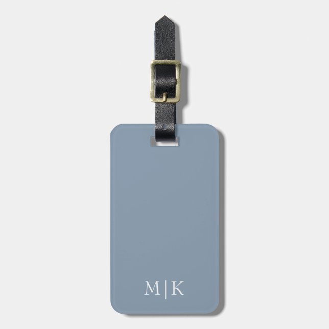 Dusty Blue und White | Modernes Monogramm Gepäckanhänger (Vorderseite vertikal)