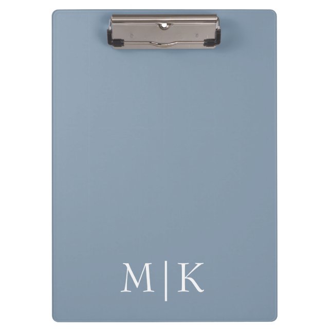 Dusty Blue und White | Modernes Monogramm Klemmbrett (Vorderseite)