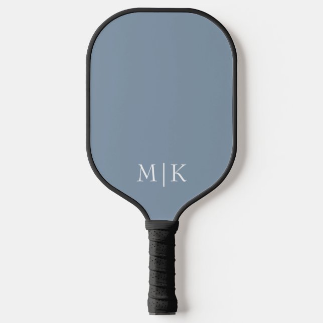 Dusty Blue und White | Modernes Monogramm Pickleball Schläger (Vorderseite)
