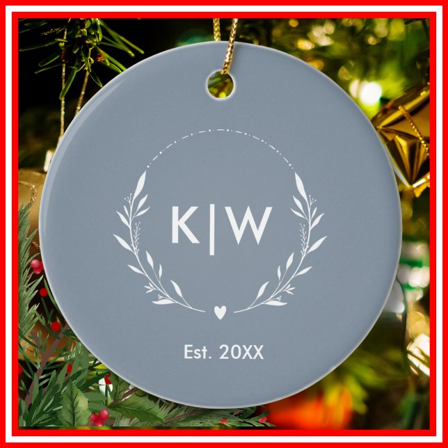 Dusty Blue und White | Monogram für moderne Initia Keramik Ornament (Dusty Blue and White | Modern Initials Monogram Ceramic Ornament)