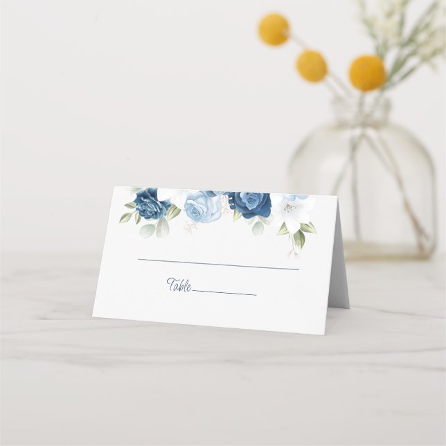 Dusty Blue Watercolor Floral Wedding Platzkarte (Vorderseite)