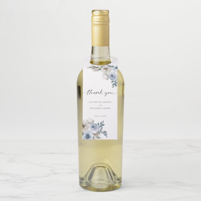 Dusty Blue Wedding Floral Elegantes Script Rustic Flaschenanhänger (Auf Flasche)