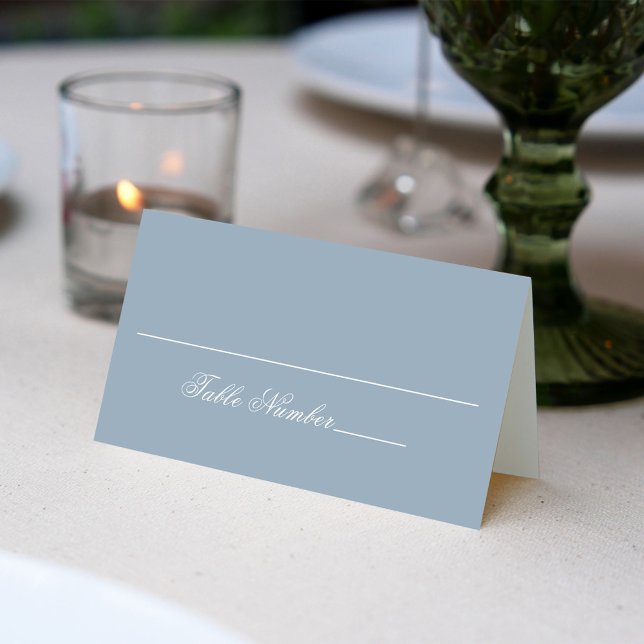 Dusty Blue Wedding Guest Tischnummer Platzkarte (Dusty blue wedding place card with stylish calligraphy script. )
