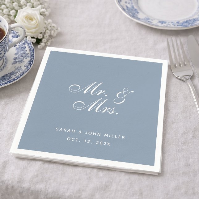 Dusty Blue Wedding Mr. and Mrs White Calligraphy Serviette (Von Creator hochgeladen)