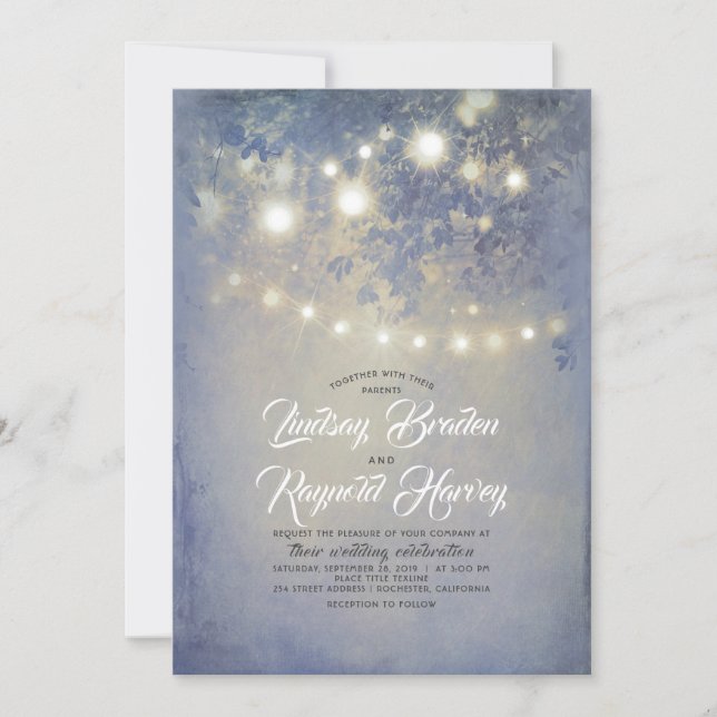 Dusty Blue Wedding | Rustikale String Lights Einladung (Vorderseite)