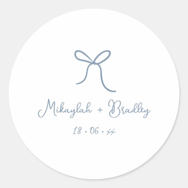 Dusty Blue Whimsical Bow Personalisiert Wedding Runder Aufkleber (Vorderseite)