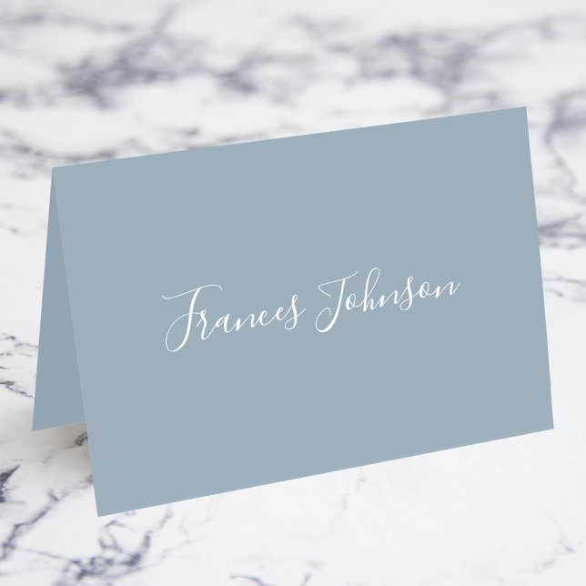 Dusty Blue White Elegante Platzkarten mit vollem N Tischnummer (Dusty Blue and White Elegant Full Name Fold Your Own Place Cards)