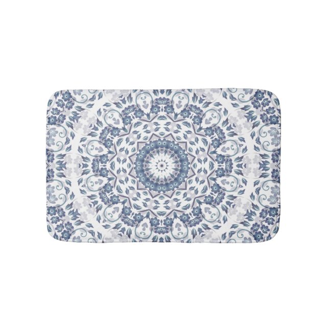 Dusty Blue White Floral Mandala Badematte (Vorderseite)