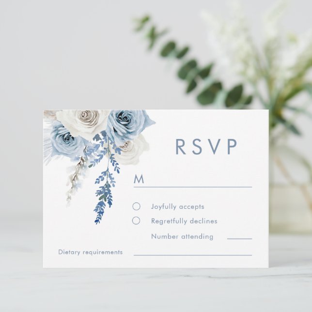 Dusty Blue & White Floral Wedding RSVP Karte (Stehend Vorderseite)