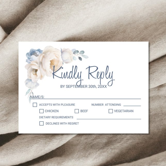 Dusty Blue White Floral Wedding RSVP Karte (Von Creator hochgeladen)