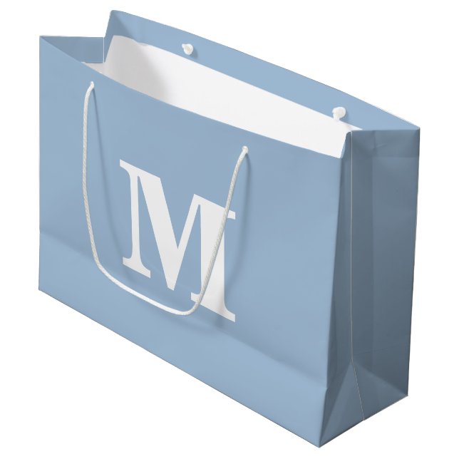 Dusty Blue & White Modern Letter Monogram Große Geschenktüte (Vorderseite Schrägansicht)