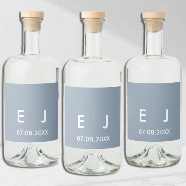 Dusty Blue & White Monogram Wedding Alkoholflaschenetikett (Von Creator hochgeladen)