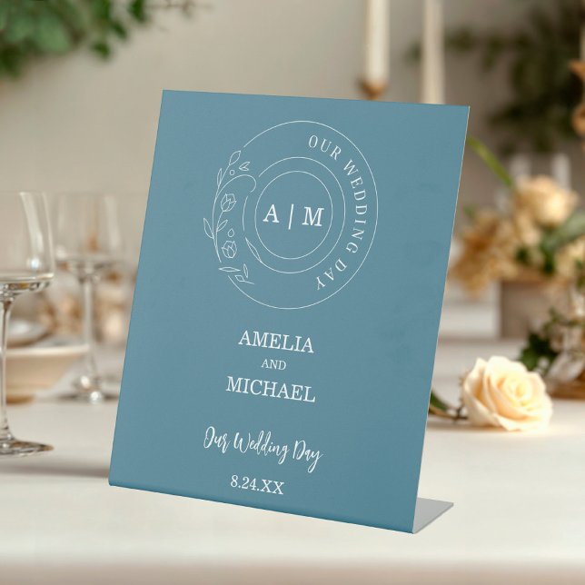 Dusty Blue & White Monogram Wedding Sockelschild (Dusty Blue and White Elegant Monogram Free Standing Wedding Sign)