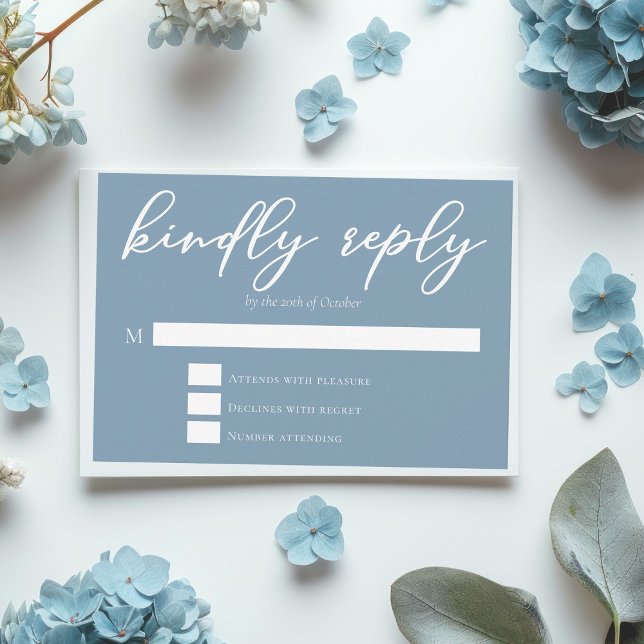 Dusty Blue White Typografy Coastal Wedding RSVP Karte (Von Creator hochgeladen)