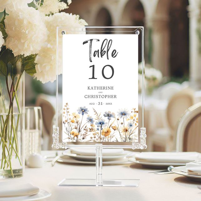 Dusty Blue Wildblume Elegante Wedding Empfang Tischnummer (Dusty Blue Watercolor Wildflowers Elegant  Wedding Reception Table Number with Couple Names, Date.)