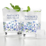 Dusty Blue Wildblume Personalisiert Brautparty Whiskyglas<br><div class="desc">Unser Dusty Blue und Lavender Wildblume Personalisiert Whiskey Glass, eine charmante Ergänzung zu jedem Brautparty oder Brunch Feier. Mit seinem Design zum Thema Wildblume dient dieses Glas als wunderschönes Erinnerungsstück Ihres besonderen Tages. Ob für Brautparty-Spiele, Türpreise oder Gast-Favoriten, diese personalisierten Brillen werden bestimmt beeindrucken. Diese Brillen sind ideal zum Brennen...</div>