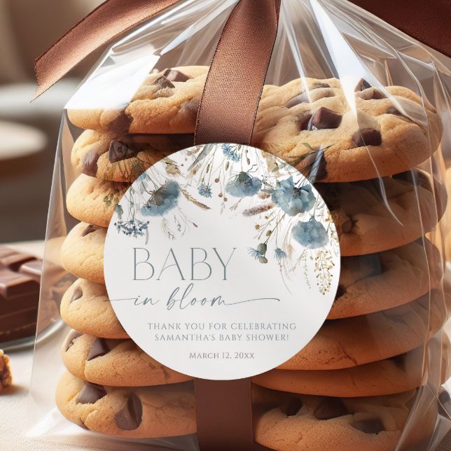 Dusty Blue Wildblumen Baby in Blütendusche Runder Aufkleber (Von Creator hochgeladen)