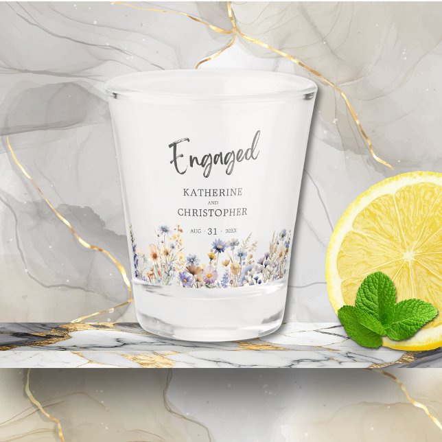 Dusty Blue Wildblumen Custom Engagement Party Schnapsglas (Custom Dusty Blue Wildflowers Engagement Party Shot Glass Favor, Couple Names, Date.)