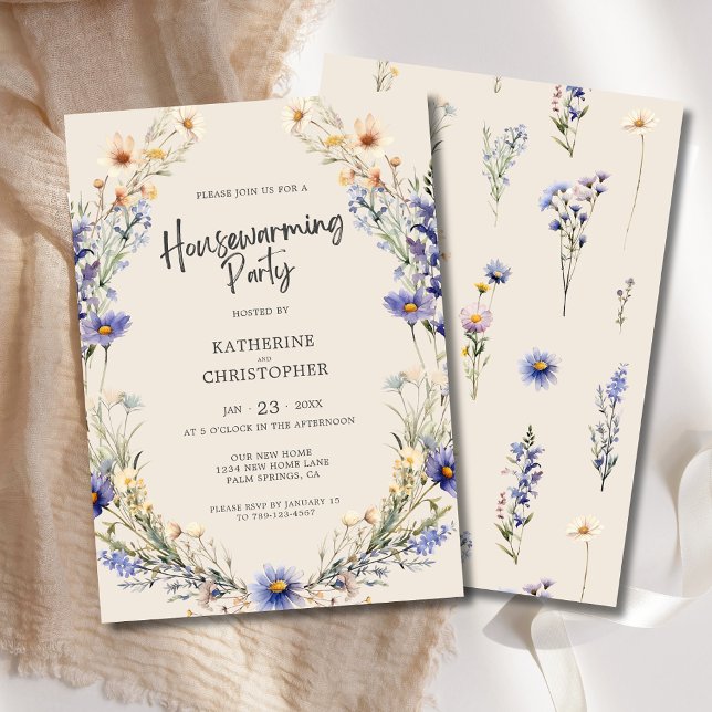 Dusty Blue Wildblumen Custom Housewarming Party Einladung (Dusty Blue Wildflowers Custom Housewarming Party Invitation with Couple's Names and Party Details.)