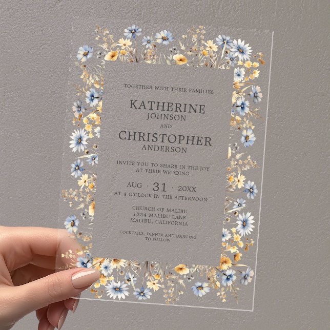 Dusty Blue Wildblumen Elegante Hochzeit Acryleinladungen (Dusty Blue Wildflowers Elegant Clear Acrylic Wedding Invitation with Couples First and Last Names.)