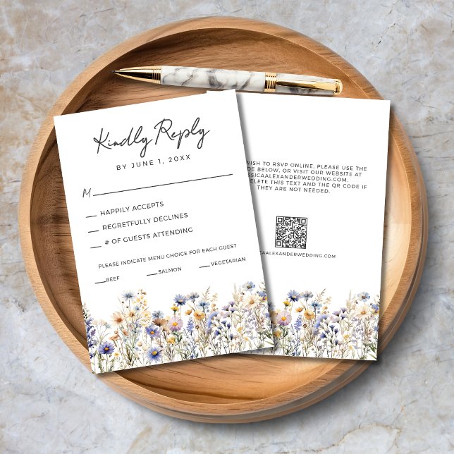 Dusty Blue Wildblumen Elegante Script Wedding RSVP Karte (Dusty Blue Wildflowers Elegant Script Wedding RSVP Card with Menu Options, QR Code, Wedding Website.)