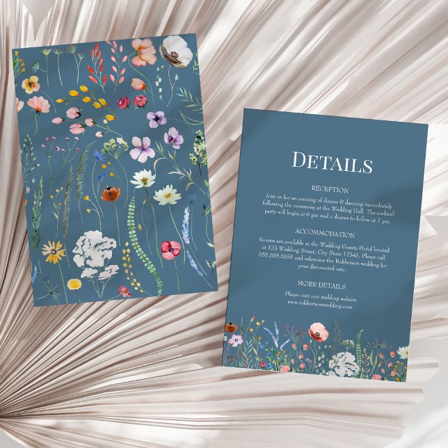 Dusty Blue Wildblumen Wedding Details Card Einladung (Dusty Blue Wildflowers Wedding Details Card on a sunny neutral dry palm leaf.)