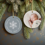 Dusty Blue Winter Snowflake Erstes Weihnachtsfest  Keramik Ornament<br><div class="desc">Keramik Urlaubssornament personalisiert mit dem Foto Ihres Babys und dem individuellen "Mein erster Weihnachtstext". Dieses einfache, moderne Urlaubsdesign besticht durch eine weiße Schneeflocke auf einem staubigen blauen Hintergrund. Verwenden Sie die Designtools, um eine beliebige Hintergrundfarbe auszuwählen, Schriftart und Farben zu bearbeiten und eigene Fotos hinzuzufügen, um eigene, einzigartige Familienkassendekorationen zu...</div>