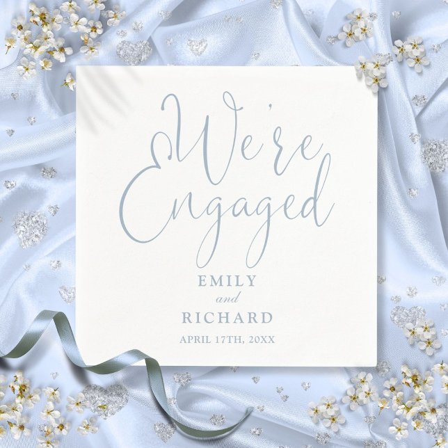 Dusty Blue Wir sind eine Verlobte Script-Engagemen Serviette (Dusty Blue We're Engaged Script Engagement Party Napkins)