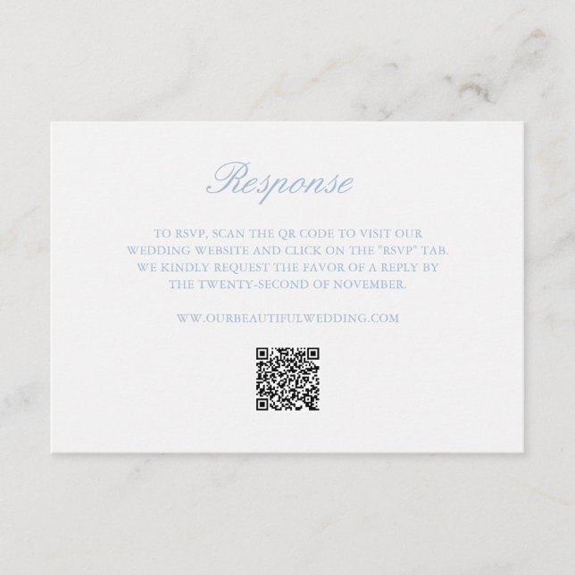 Dusty Blue Wreath Monogram QR Code Elegant Wedding RSVP Karte (Vorderseite)