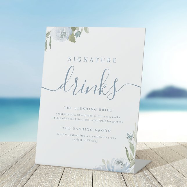 Dusty blühende rustikale Hochzeitssignatur Drinks Sockelschild (Dusty blue floral rustic Wedding Signature Drinks Pedestal Sign)