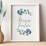 Dusty Eucalyptus Calligraphy Mimosa Fountain Poster<br><div class="desc">Eukalyptus-Mimosa-Brunnen mit eleganten Kalligraphie- und Eukaluptus-Blätter. Einfaches botanisches Design mit Aquarell und Grün in staubblaugrauem Grün. Ideal für Eukalyptus und botanisches Thema Hochzeit,  Brautparty,  Babydusche etc. Bitte stöbern Sie in meinem Shop - staubige Eukalyptuskollektion - für passende Artikel.</div>