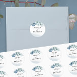 Dusty Eucalyptus Personalisiert Wedding Envelope Runder Aufkleber<br><div class="desc">Personalisierter Umschlag Aufkleber mit Eukalyptus-Blätter, Aquarellnebel und Handschrift. Dieses subtile und zarte Aquarelldesign ist personalisiert mit den Braut- und Bräutigamen in klassischer Typografie, mit "und" in schöner Kalligraphie geschrieben. Das Siegel ist mit Blättern und Grünpflanzen in staubblauen Grüntönen dekoriert und mit einem sanften Wasserfarbenwaschgang versehen. Dieses Design passt perfekt zu...</div>