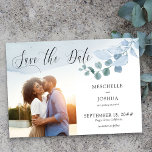 Dusty Eucalyptus Wedding Elegantes Foliage Foto Save The Date<br><div class="desc">Elegante Save the Date Karte mit individuellem Foto, Eukalyptus-Blätter, Handschrift und Aquarellwäsche. Dieses zarte Design mit Aquarell-Grün und Blättern in staubblauen Grau- und Grüntönen. Save the Date ist in schöner Kalligraphie geschrieben und die Vorlage ist Set für Sie zu personalisieren. Ein natürliches, rustikales, nicht-blumengeschmücktes Design, das eine Vielzahl von Themen...</div>