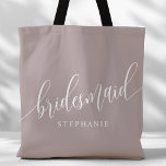 Dusty Lavender Bridesmaid Modernes Script<br><div class="desc">Zeigen Sie Ihrem Brautparty mit diesem stilvollen, staubigen Lavendel lila Totentasche. Diese Tasche mit modernem Drehbuch und dem Namen Ihrer Brautjungfrau ist praktisch und elegant zugleich. Die weiche Farbe und das schicke Design machen es perfekt, um das Wesentliche des Hochzeitstages oder Alltagsgegenstände zu tragen. Diese personalisierte Totttasche verleiht den Brautmädchen...</div>