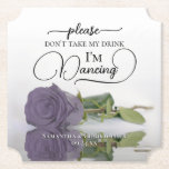 Dusty Lila Rose Nimm meine Trinkehe nicht. Untersetzer<br><div class="desc">Dieser Untersetzer ist elegant, stilvoll und macht Spaß! Es verfügt über ein Foto eines Single, das lange gestempelt staubige lila, Lavendel oder heidfarbene Rose, die auf der Seite liegt und in einem Wasserbecken spiegelt. Der Text lautet "Bitte nimm meinen Drink nicht, ich tanze", geschrieben in modernen Schriftzeichen. Es gibt Platz...</div>