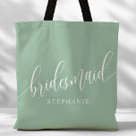 Dusty Mint Bridesmaid Modernes Script<br><div class="desc">Zeigen Sie Ihrem Brautparty mit dieser stylischen, staubigen, grün gepflasterten Totentasche Ihre Wertschätzung. Diese Tasche mit modernem Drehbuch und dem Namen Ihrer Brautjungfrau ist praktisch und elegant zugleich. Die weiche Farbe und das schicke Design machen es perfekt, um das Wesentliche des Hochzeitstages oder Alltagsgegenstände zu tragen. Diese personalisierte Totttasche verleiht...</div>