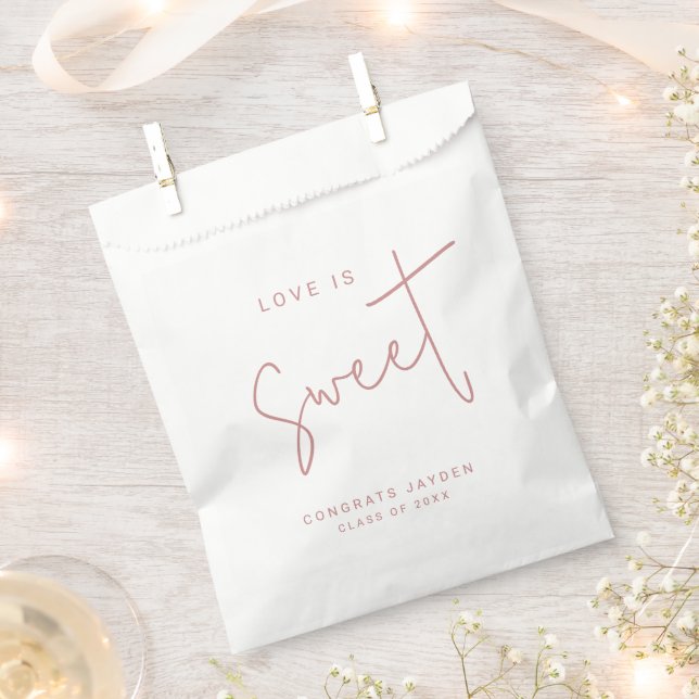 Dusty Pink Moderne Script Liebe ist Sweet Abschlus Geschenktütchen (Ausgeschnitten)