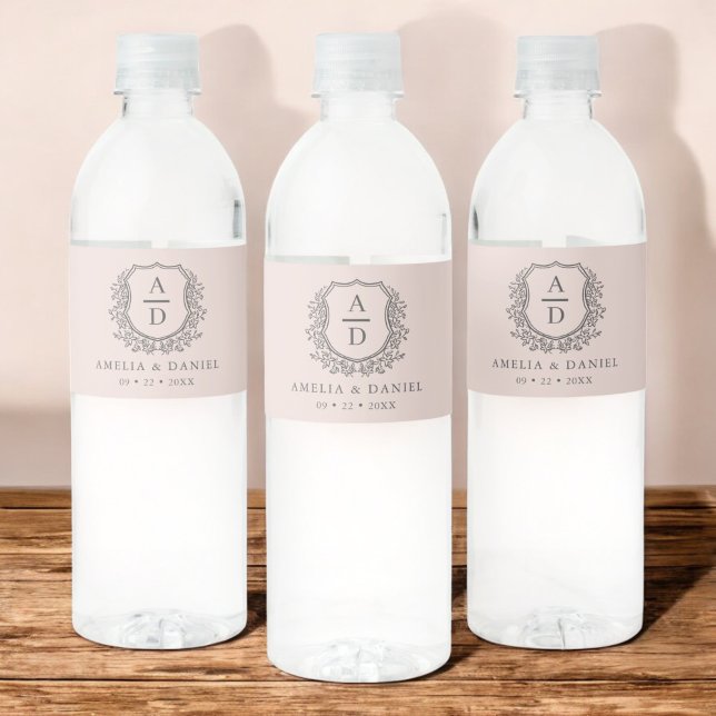 Dusty Pink Monogram Wedelfloral Wappen Wasserflaschenetikett (Von Creator hochgeladen)