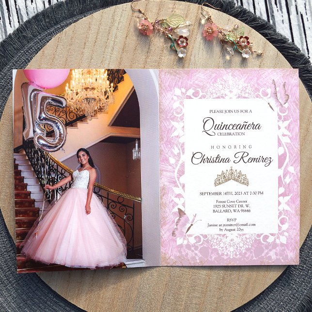 Dusty Pink Vintag Butterfly Quinceanera laden Karte (folded pink quinceanera invitations, fancy pink vines leaves border around photo with butterflies)