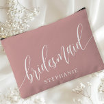 Dusty Rose Bridesmaid Moderne Kalligraphie Zubehörtasche<br><div class="desc">Feiern Sie Ihr Brautparty mit dieser eleganten, staubigen Rose rosa Bräunungsaccessoires. Mit moderner Kalligraphie und dem Namen Ihrer Brautjungfrau ist dieser Beutel sowohl stilvoll als auch praktisch. Die weiche, staubige Salbei-Farbe und das elegante Skript schaffen ein ausgeklügeltes Aussehen, das perfekt zum Halten von Make-up, Toilettenartikeln oder anderen essenziellen Dingen geeignet...</div>