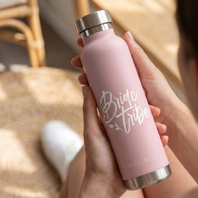 Dusty Rose Calligraphy Bride Tribe Bachelorette Trinkflasche (Von Creator hochgeladen)